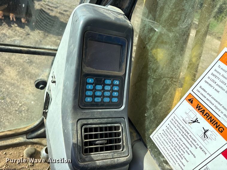 image for item ES8306 2007 Komatsu PC228 USLC-3 excavator