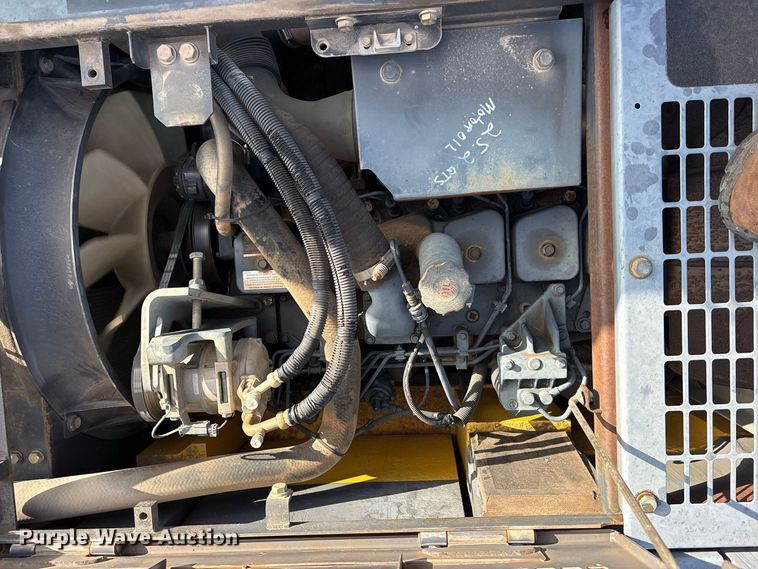 image for item ES8306 2007 Komatsu PC228 USLC-3 excavator