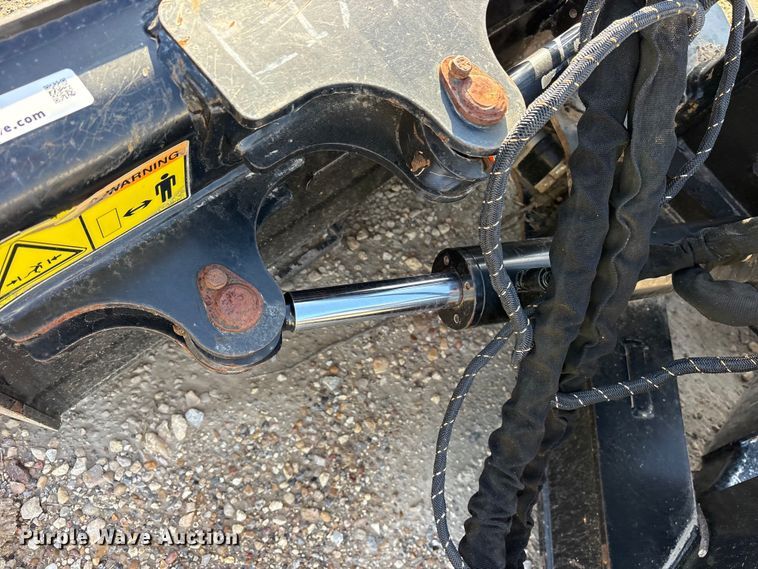 image for item ES8309 2014 Caterpillar 424-0450 skid steer angle blade