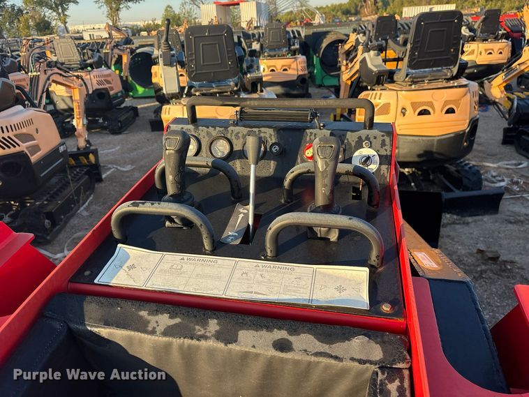 image for item ES8331 2024 Erie SCL850 compact utility loader