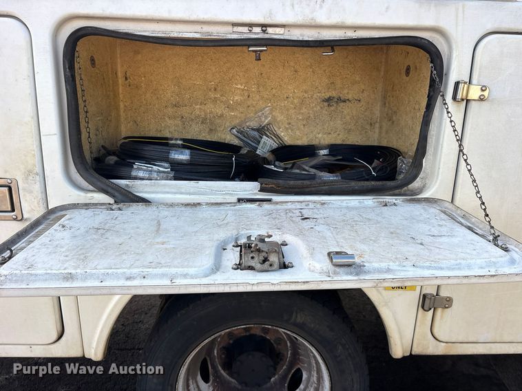 image for item ES8463 2011 Ford F450 Super Duty bucket truck