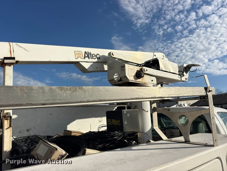 image for item ES8463 2011 Ford F450 Super Duty bucket truck