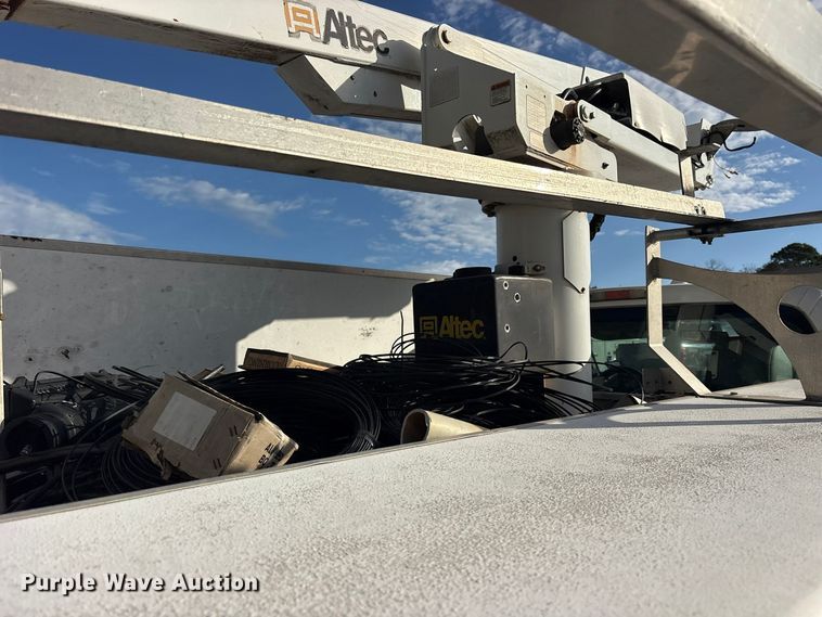 image for item ES8463 2011 Ford F450 Super Duty bucket truck
