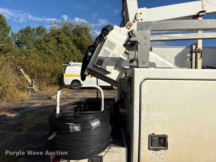 image for item ES8463 2011 Ford F450 Super Duty bucket truck