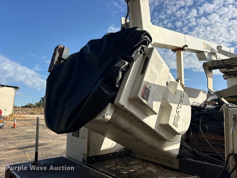 image for item ES8463 2011 Ford F450 Super Duty bucket truck
