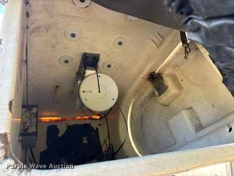 image for item ES8463 2011 Ford F450 Super Duty bucket truck