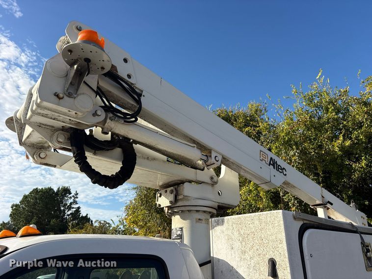 image for item ES8463 2011 Ford F450 Super Duty bucket truck