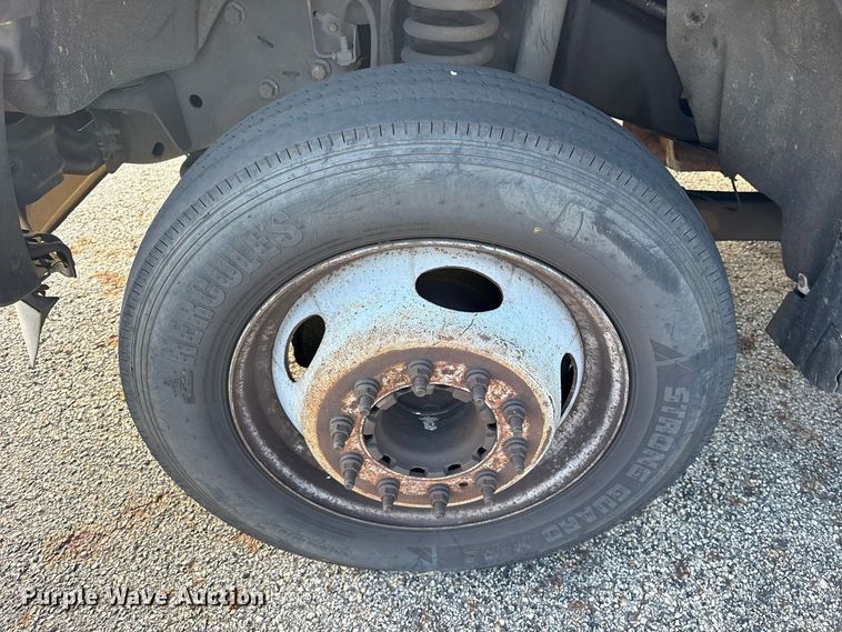 image for item ES8463 2011 Ford F450 Super Duty bucket truck