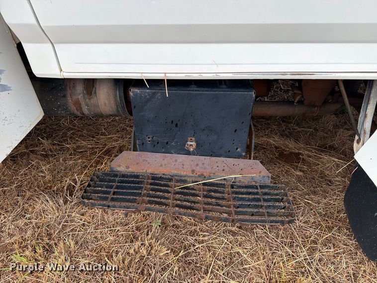 image for item EU5911 1997 Ford F800 bucket truck