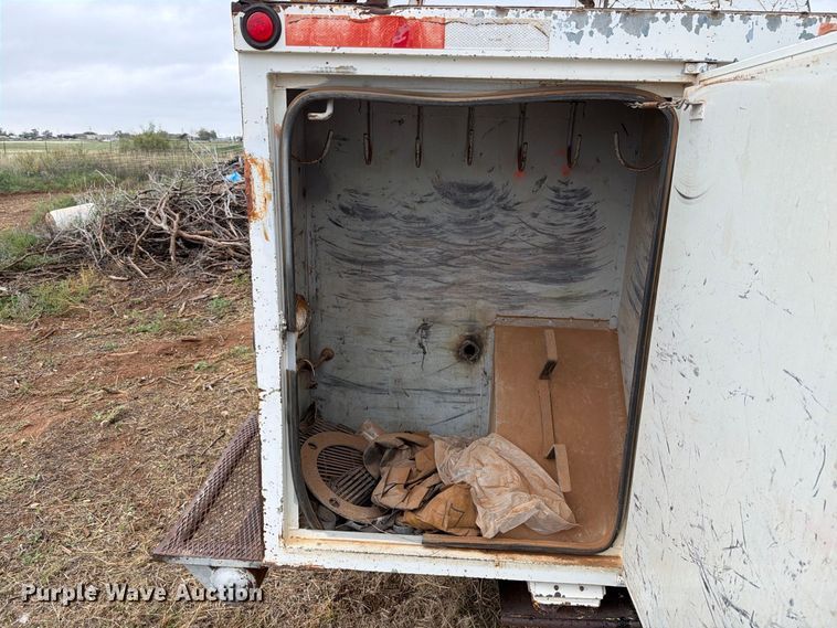 image for item EU5911 1997 Ford F800 bucket truck
