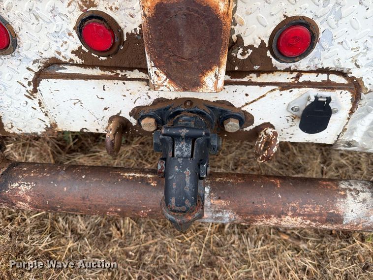 image for item EU5911 1997 Ford F800 bucket truck