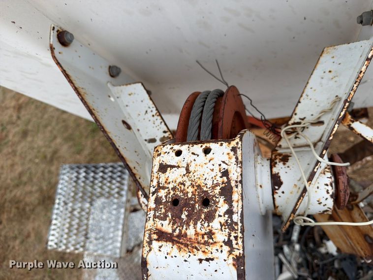 image for item EU5911 1997 Ford F800 bucket truck