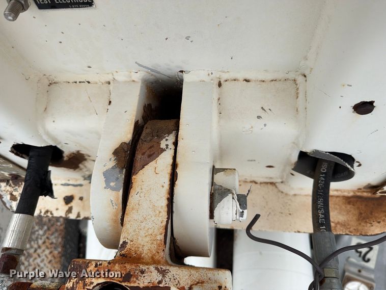 image for item EU5911 1997 Ford F800 bucket truck