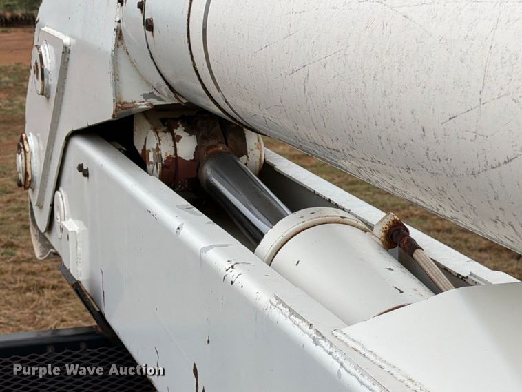 image for item EU5911 1997 Ford F800 bucket truck