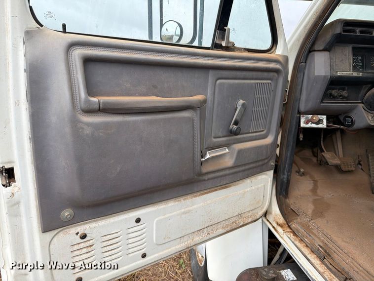 image for item EU5911 1997 Ford F800 bucket truck