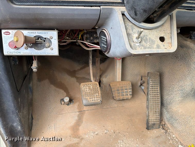 image for item EU5911 1997 Ford F800 bucket truck