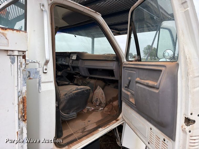 image for item EU5911 1997 Ford F800 bucket truck