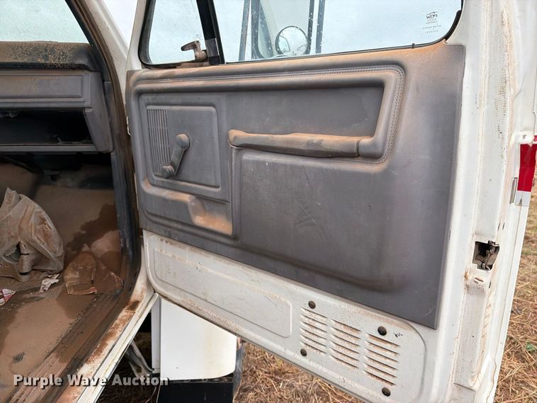 image for item EU5911 1997 Ford F800 bucket truck