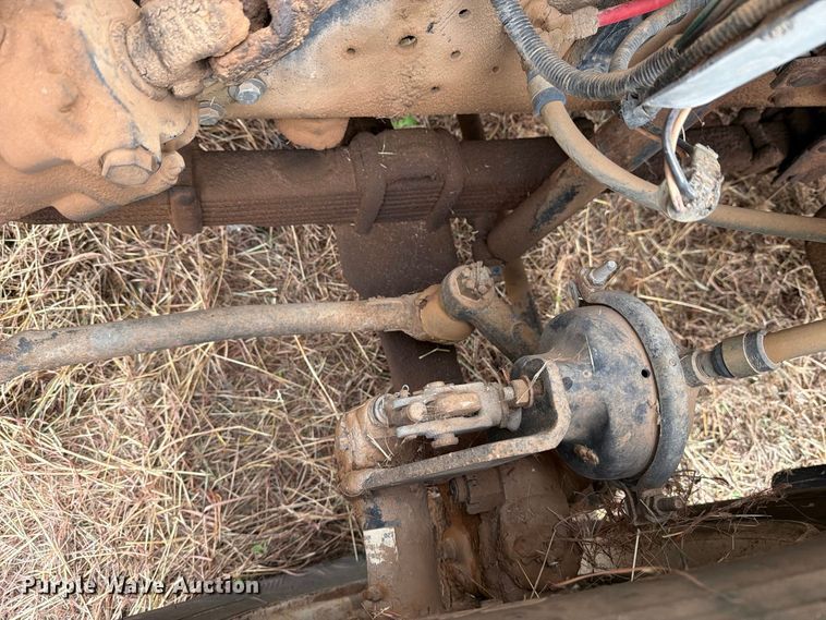 image for item EU5911 1997 Ford F800 bucket truck