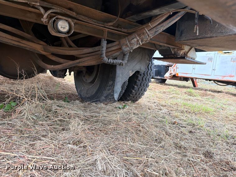 image for item EU5911 1997 Ford F800 bucket truck