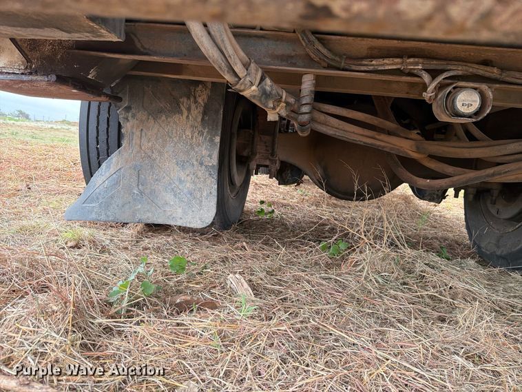 image for item EU5911 1997 Ford F800 bucket truck
