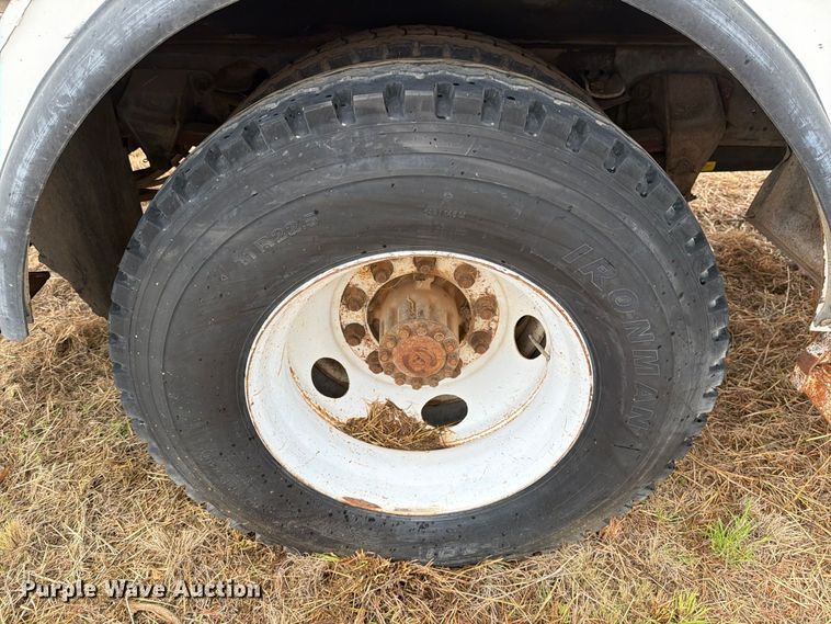 image for item EU5911 1997 Ford F800 bucket truck