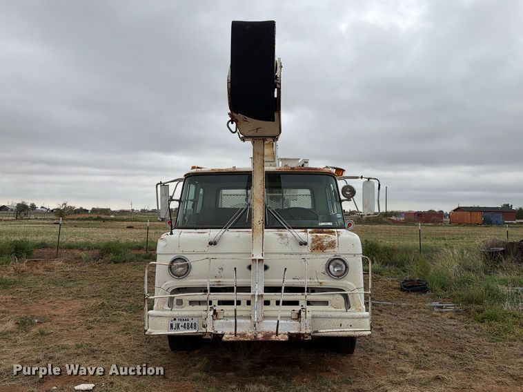 image for item EU5913 1989 Ford C8000 bucket truck