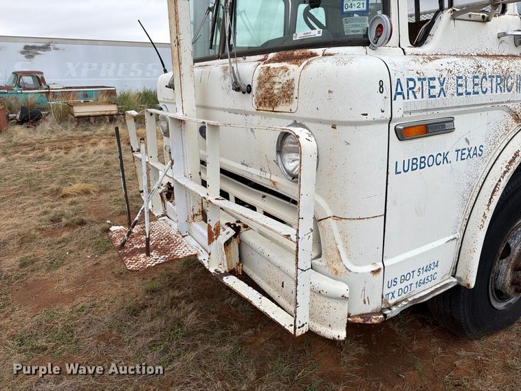 image for item EU5913 1989 Ford C8000 bucket truck