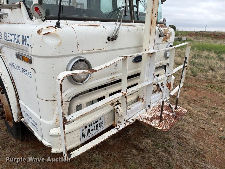 image for item EU5913 1989 Ford C8000 bucket truck
