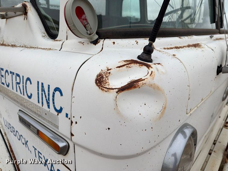 image for item EU5913 1989 Ford C8000 bucket truck