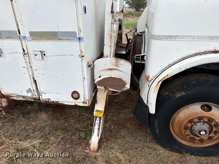 image for item EU5913 1989 Ford C8000 bucket truck