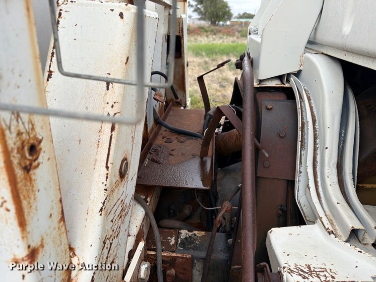 image for item EU5913 1989 Ford C8000 bucket truck