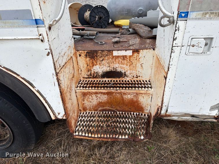 image for item EU5913 1989 Ford C8000 bucket truck