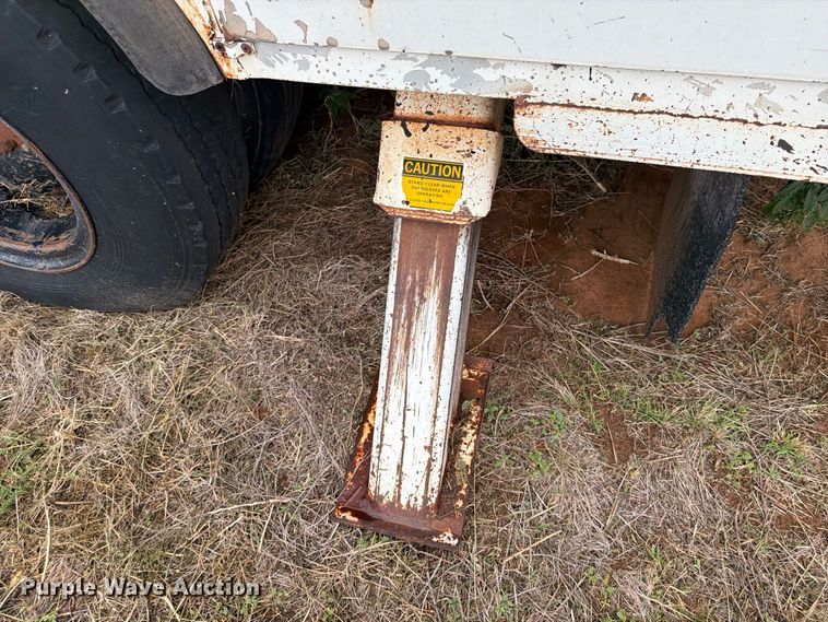 image for item EU5913 1989 Ford C8000 bucket truck