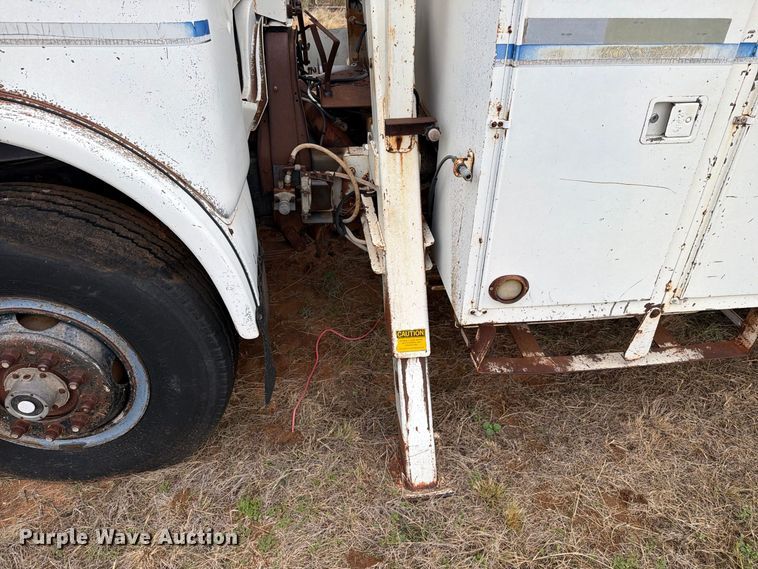 image for item EU5913 1989 Ford C8000 bucket truck