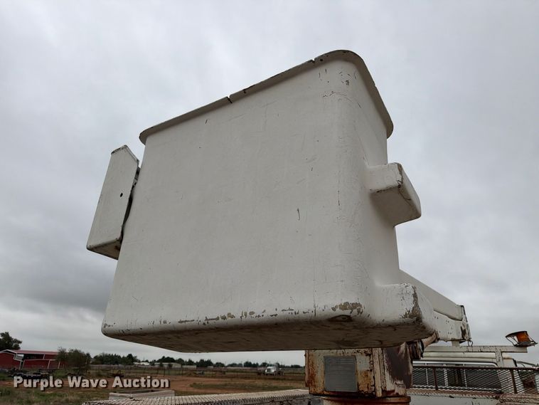 image for item EU5913 1989 Ford C8000 bucket truck