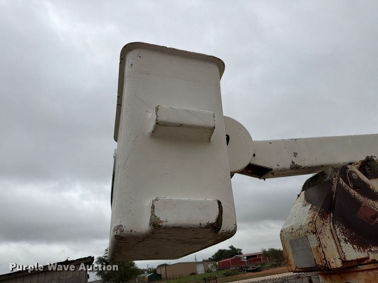 image for item EU5913 1989 Ford C8000 bucket truck