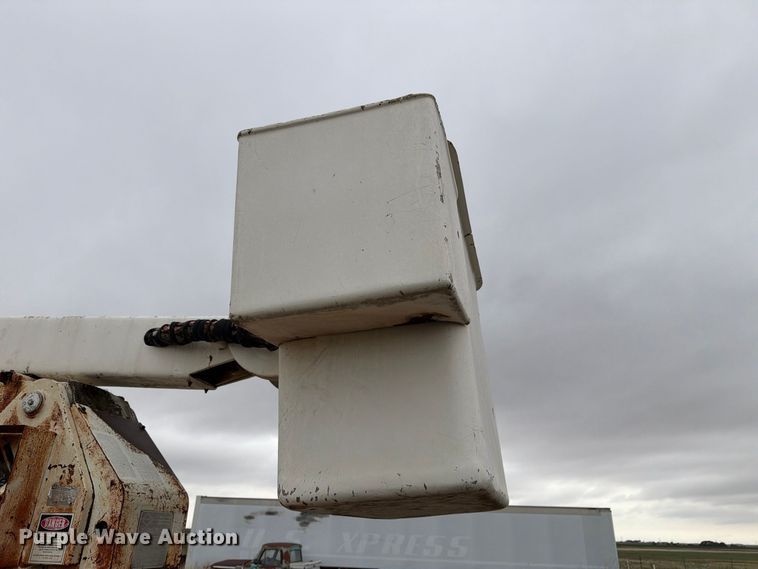 image for item EU5913 1989 Ford C8000 bucket truck