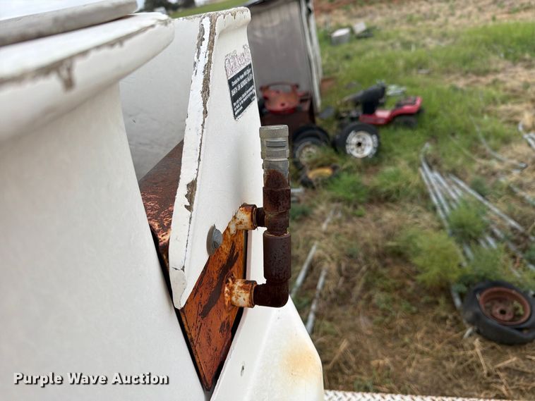 image for item EU5913 1989 Ford C8000 bucket truck