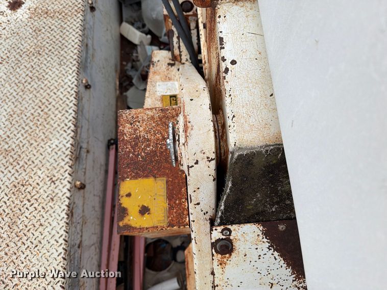 image for item EU5913 1989 Ford C8000 bucket truck