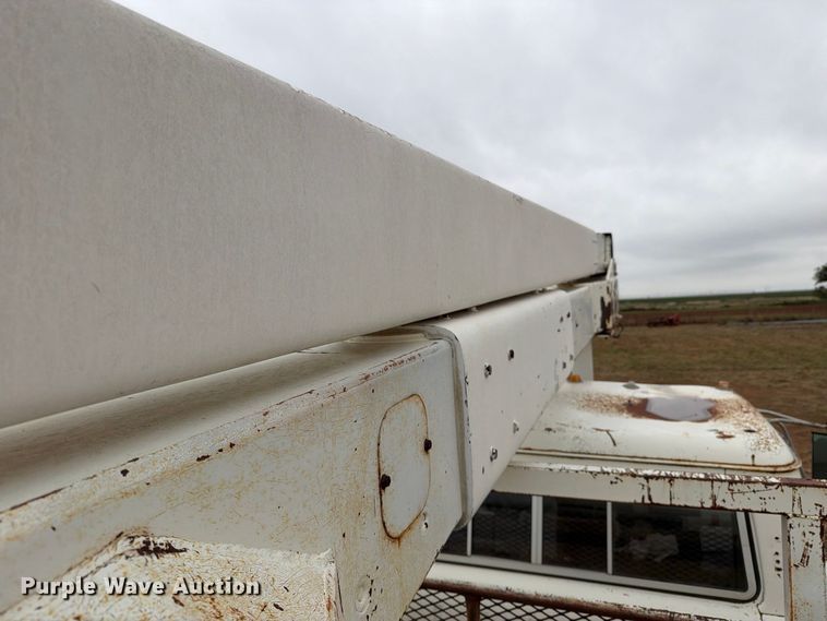 image for item EU5913 1989 Ford C8000 bucket truck