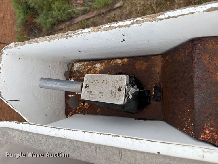 image for item EU5913 1989 Ford C8000 bucket truck