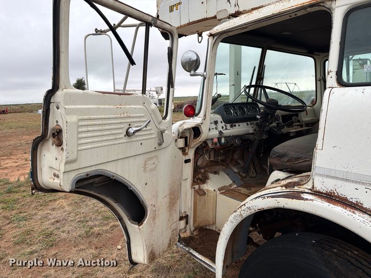 image for item EU5913 1989 Ford C8000 bucket truck