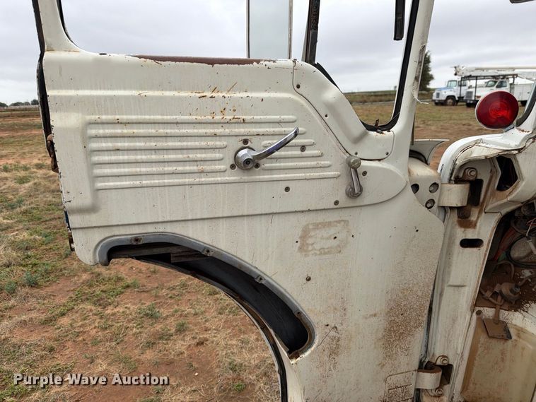 image for item EU5913 1989 Ford C8000 bucket truck