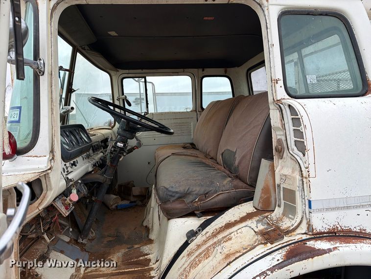 image for item EU5913 1989 Ford C8000 bucket truck