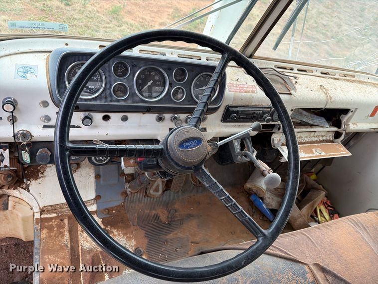 image for item EU5913 1989 Ford C8000 bucket truck