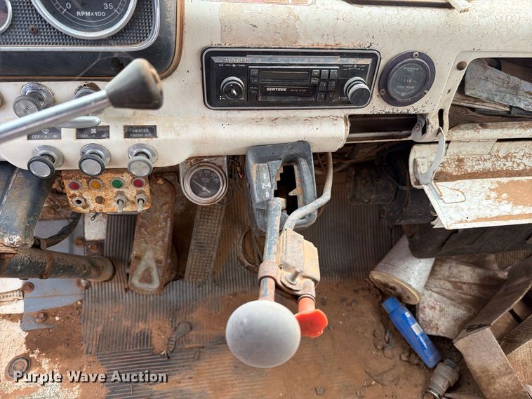 image for item EU5913 1989 Ford C8000 bucket truck