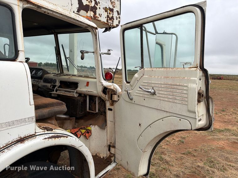 image for item EU5913 1989 Ford C8000 bucket truck