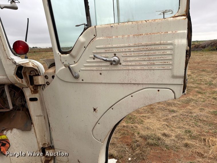 image for item EU5913 1989 Ford C8000 bucket truck