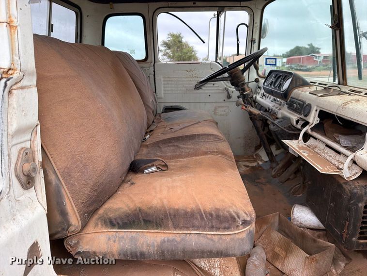 image for item EU5913 1989 Ford C8000 bucket truck